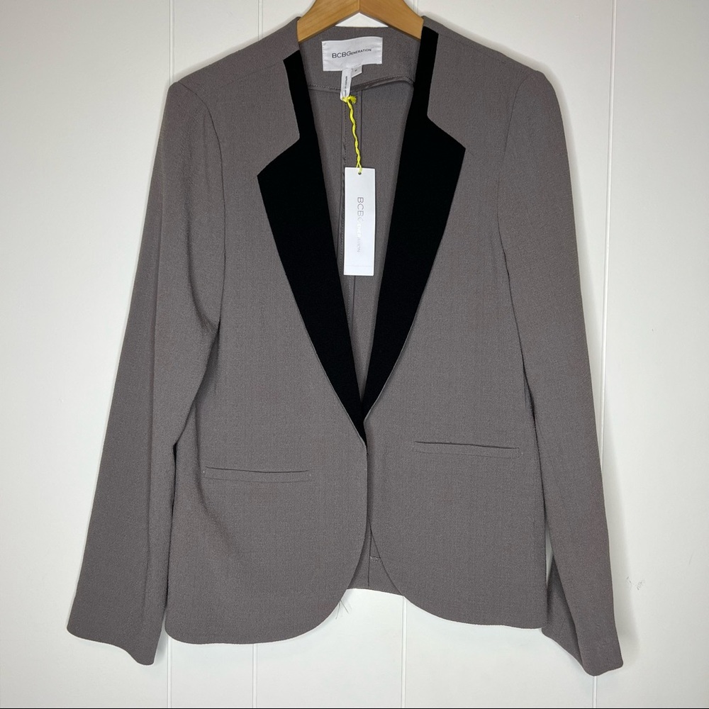 NWT BCBGeneration open Blazer with Hook Closure Gray/Black Sz M Suit